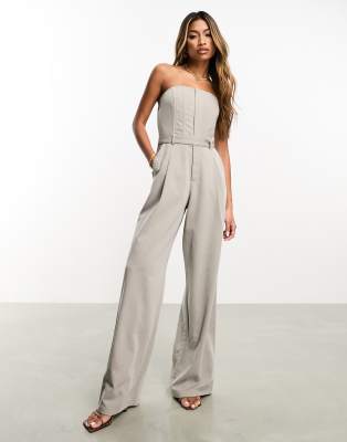 Aria Cove - Strukturierter, trägerloser Jumpsuit in Grau mit elegantem Schnitt und weitem Bein