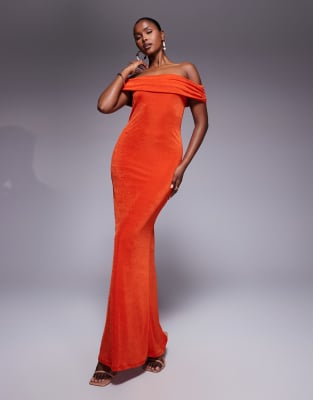 Aria Cove - Strukturiertes, figurbetontes Bodycon-Maxikleid in Orange mit Raffung und Carmen-Ausschnitt