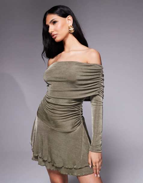 Aria Cove – Strukturiertes, figurbetontes Minikleid in Khaki mit breitem Carmen-Ausschnitt und Rüschen - view 1