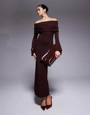 Aria Cove - Strukturiertes Maxi-Pulloverkleid aus Bouclé in Schokobraun mit Carmen-Ausschnitt und Umschlag-Brown