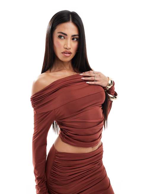 Aria Cove - Top a maniche lunghe sinuoso color ruggine arricciato con scollo alla Bardot in coordinato