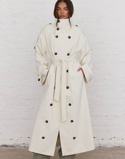 Aria Cove trench-maxikåbe med bæltedetalje og brede ærmer i creme, 2 af 4