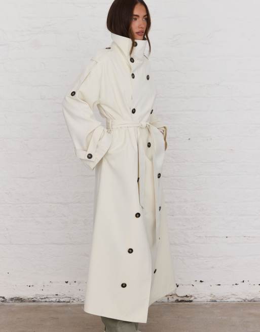 Aria Cove trench-maxikåbe med bæltedetalje og brede ærmer i creme, 3 af 4