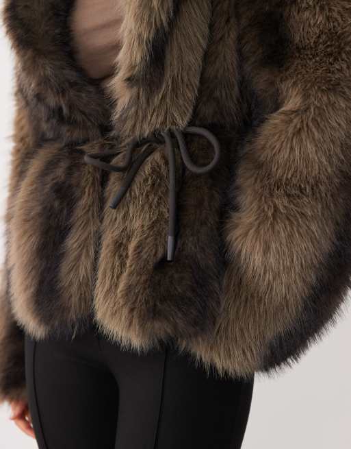 Aria Cove veste oversize à col bicolore en faux-fur avec lien à lacets, marron, 3 de 4