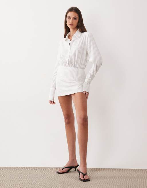 Aria Cove - Vestito camicia corto aderente bianco gessato con polsini ampi, 3 di 5