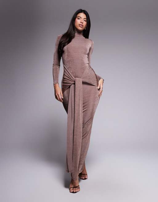 Aria Cove - Vestito lungo sinuoso accollato color moka annodato e drappeggiato sul davanti