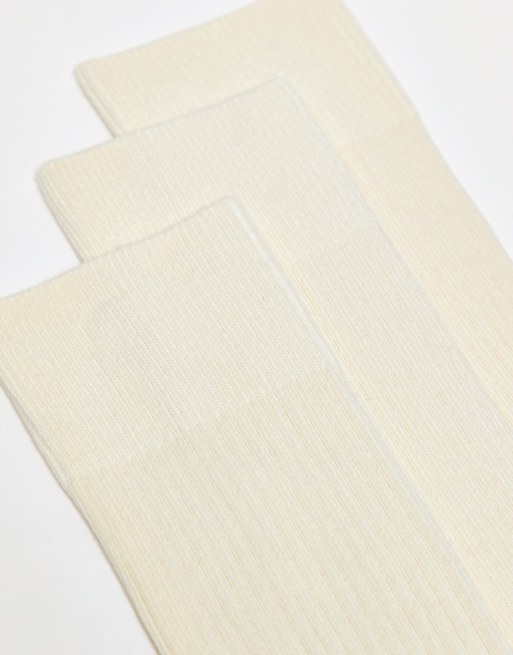 ARKET – 3er-Pack hochwertige, gerippte Knöchelsocken in Wollweiß, 2 von 3