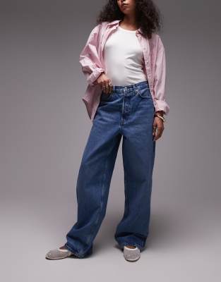 ARKET - Amber - Jeans in hellblauer Waschung mit abgerundetem Beinschnitt
