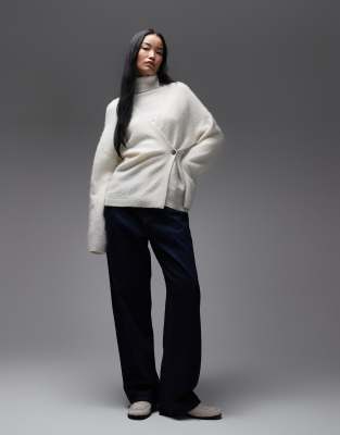 ARKET - Asymmetrische, flauschige Wickel-Strickjacke in Wollweiß