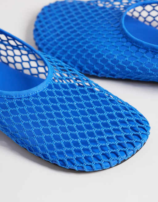ARKET – Ballerinas aus Netzstoff in Blau mit eckiger Zehenpartie, 4 von 4