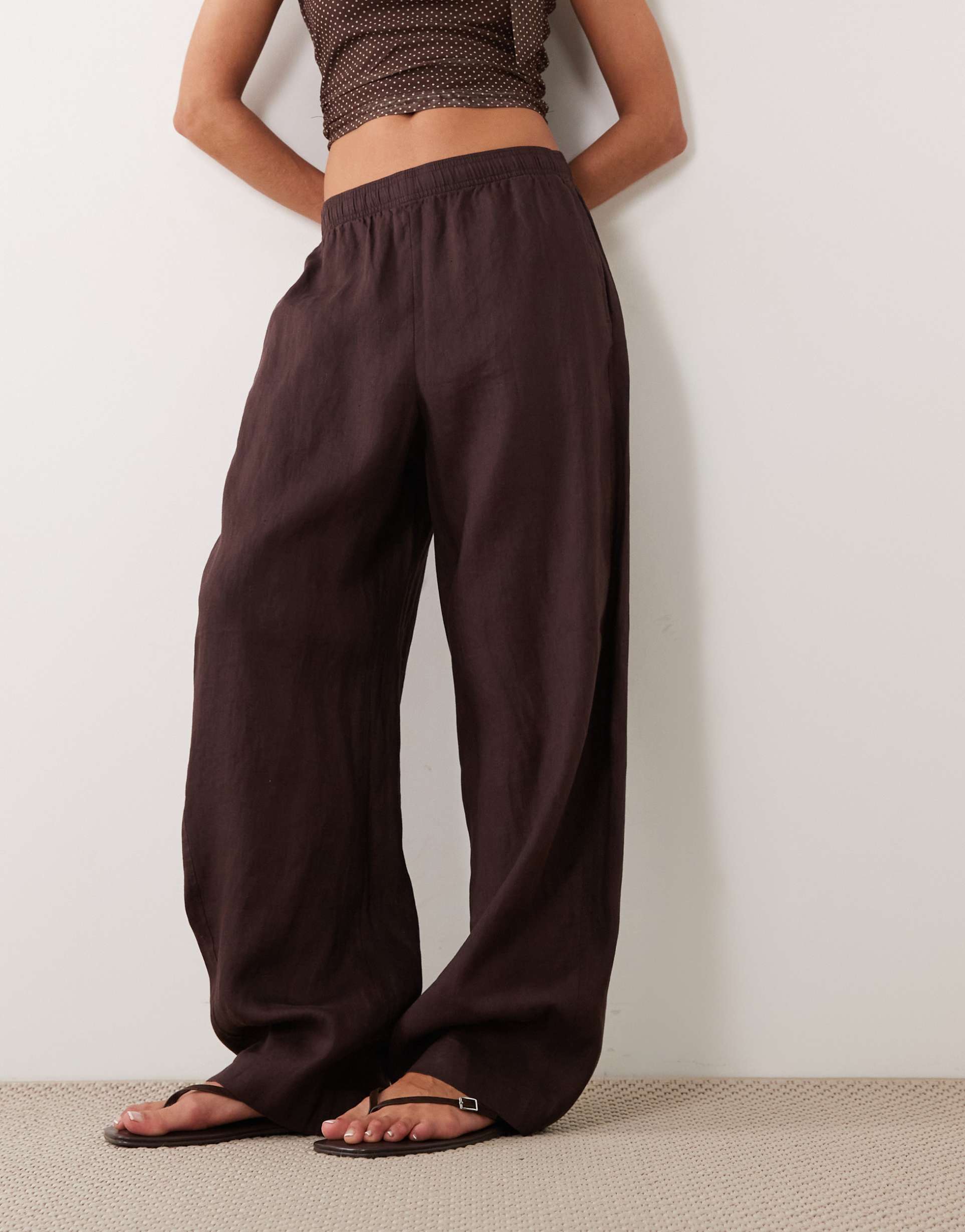 arket barrel leg linen pants in chocolate brown