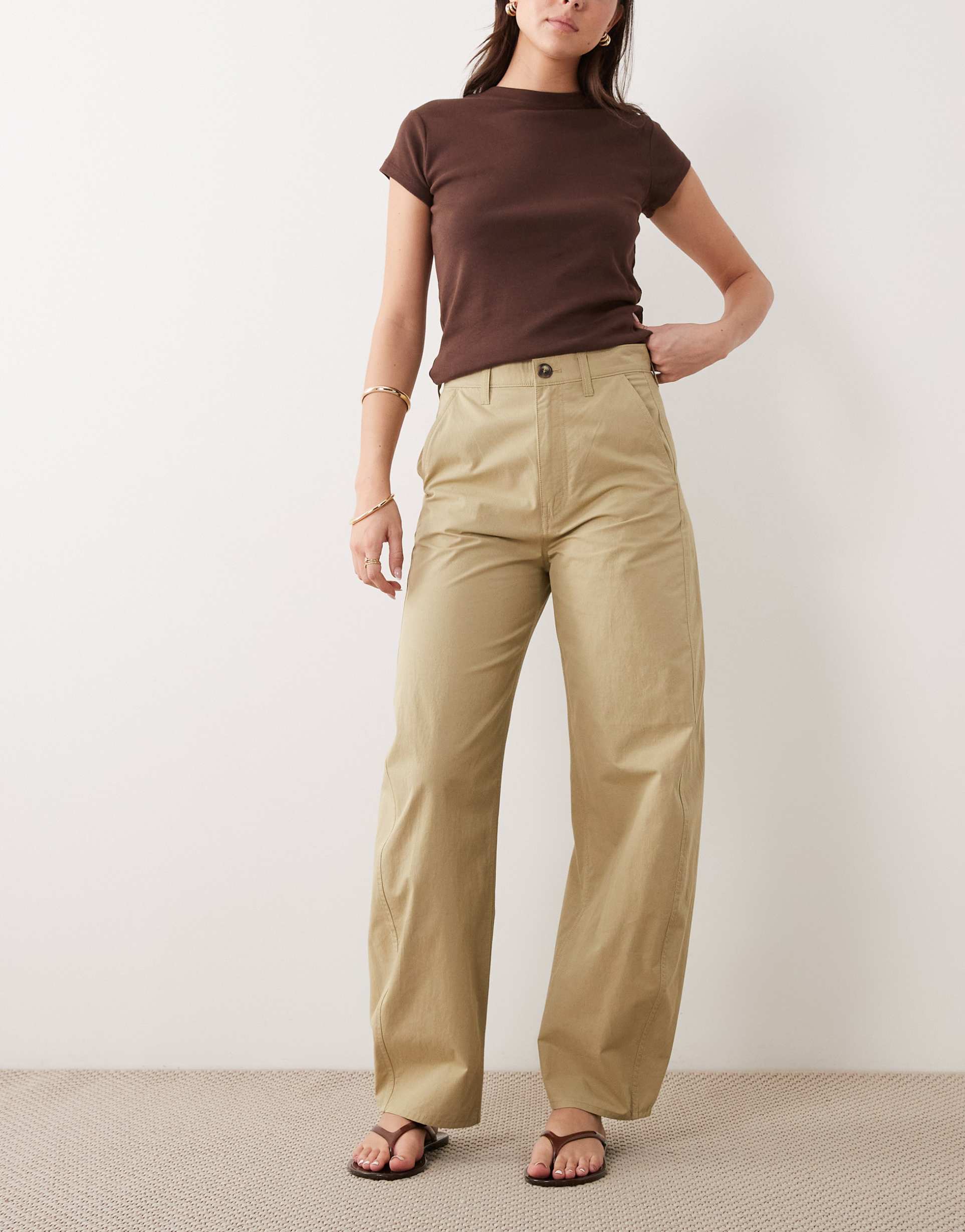 arket barrel shape light cotton pants in beige