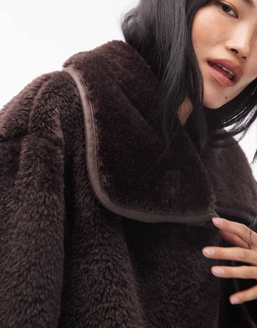 ARKET - Brun og oversized jakke i imiteret shearling med kontrastmateriale i kanterne , 2 af 4