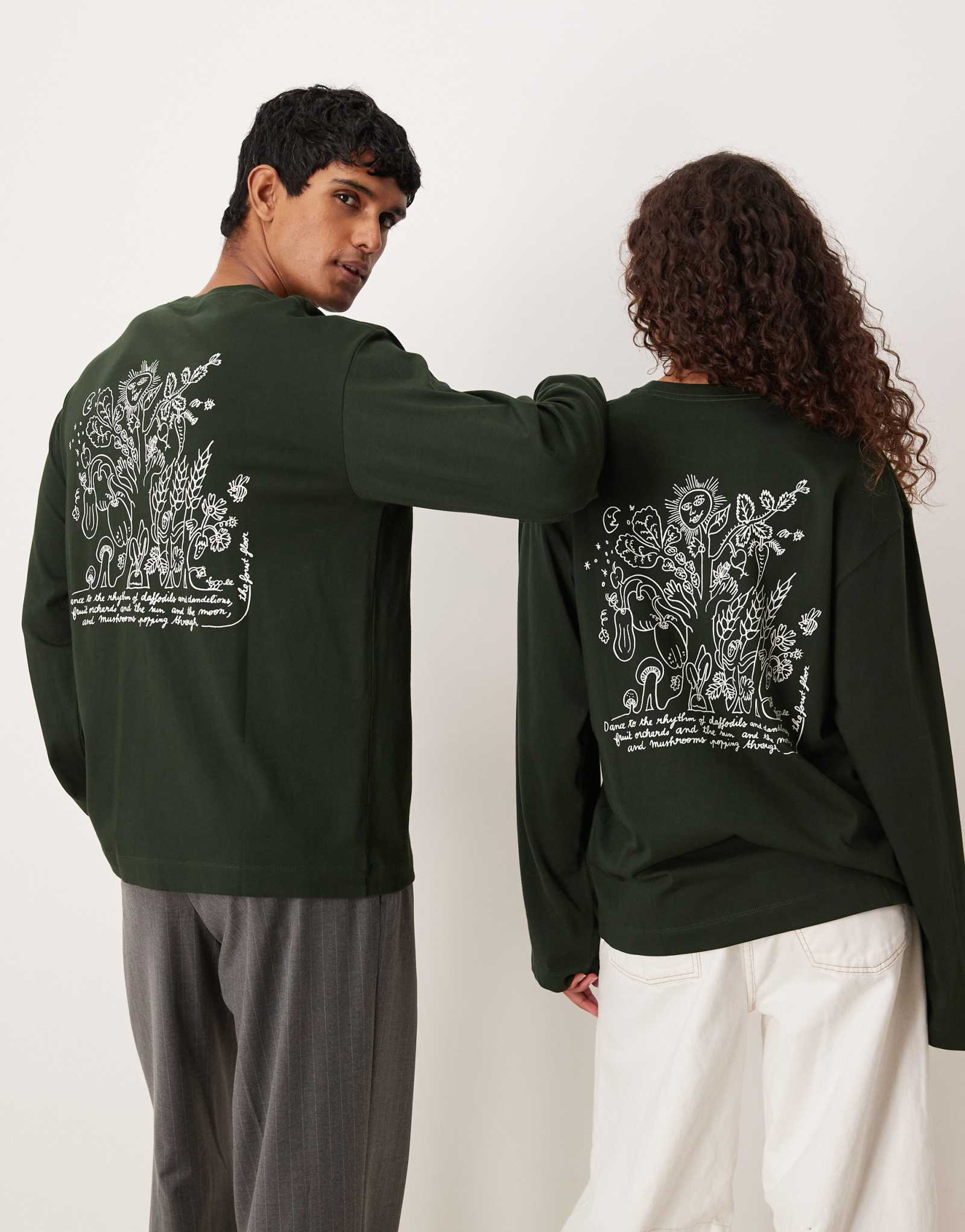 Темно-зеленая футболка унисекс ARKET Cafe с длинным рукавом и принтом сзади 