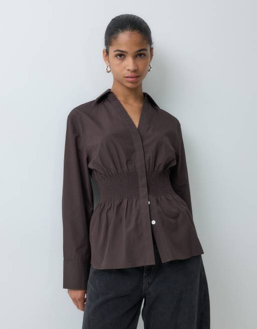 ARKET camicia con punto smock in marrone scuro, 2 di 5