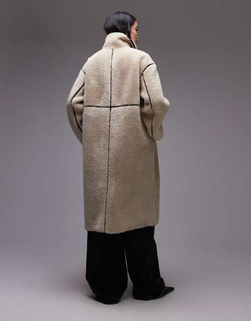 ARKET - Cappotto midi oversize in montone sintetico beige chiaro con bordi marroni a contrasto, 4 di 4