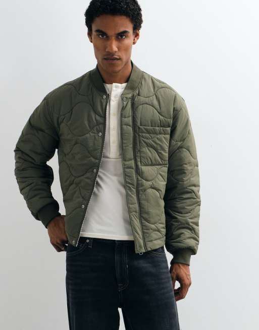ARKET chaqueta ligera acolchada tipo forro en verde caqui, 1 de 5