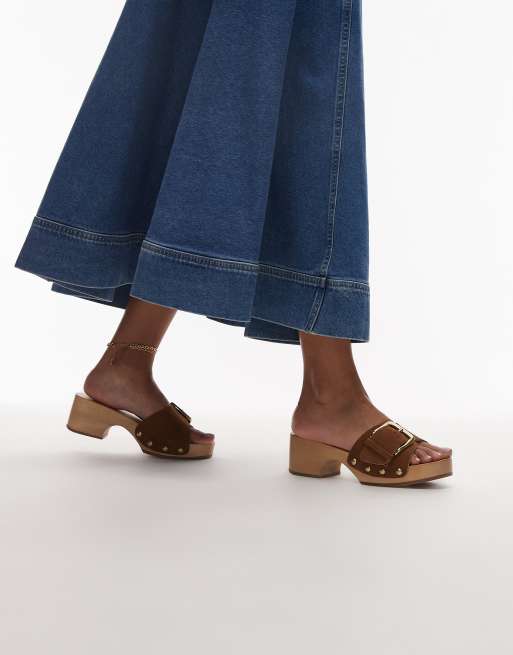 ARKET – Clogs in Braun mit Riemen aus echtem Wildleder, goldener Schnalle, Holzsohle und Absatz, 3 von 4