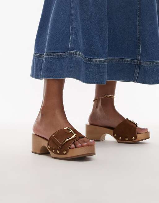 ARKET – Clogs mit Wildleder-Riemen in Braun, Nieten und goldfarbener Schnalle