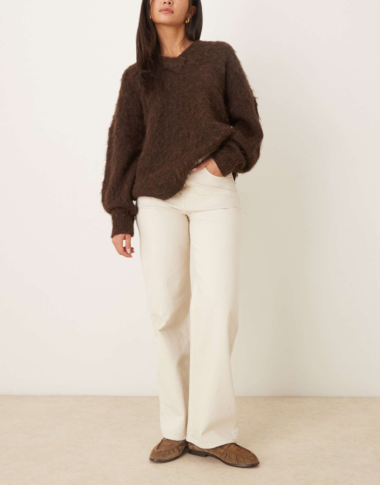 Коралловые джинсы ARKET с завышенной талией и свободными штанинами темно-белого цвета