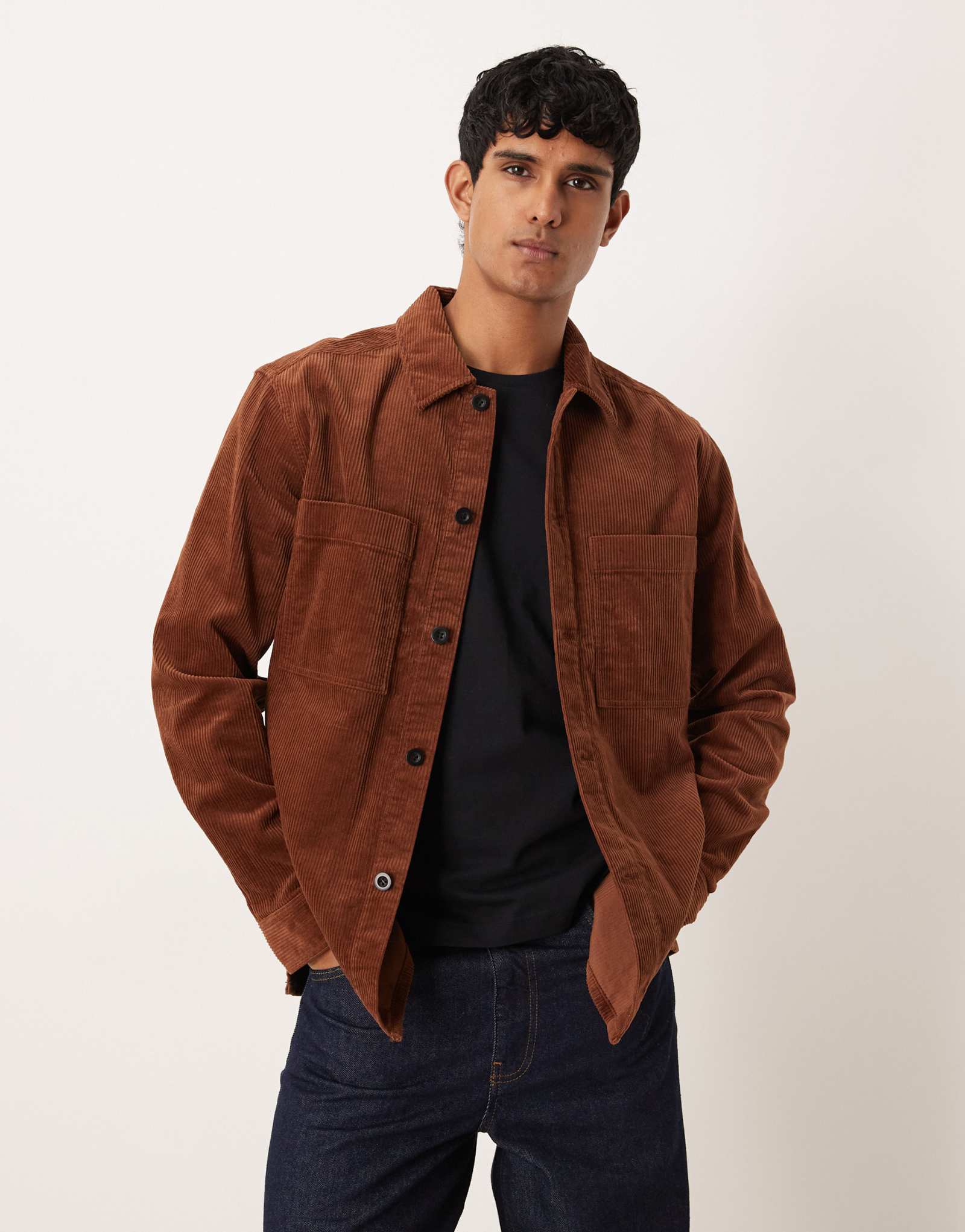 Вельветовая рубашка ARKET поверх шоколадно-коричневой 