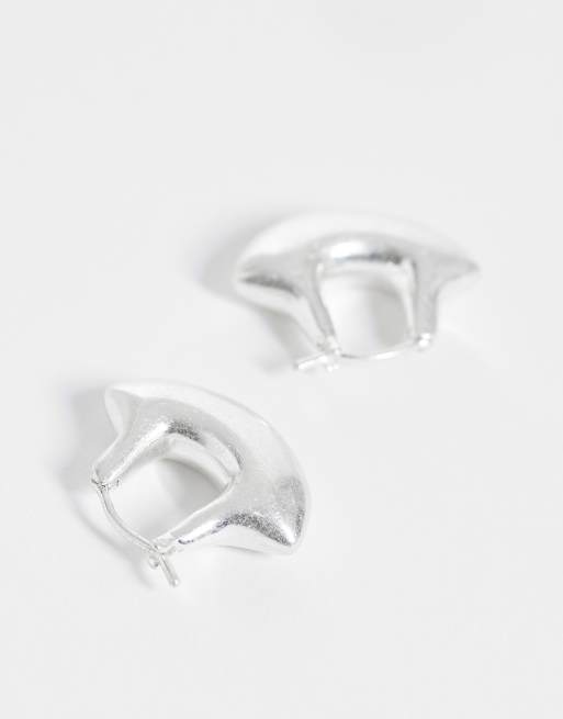 ARKET curved triangle hoop earrings in silver, 3 of 4