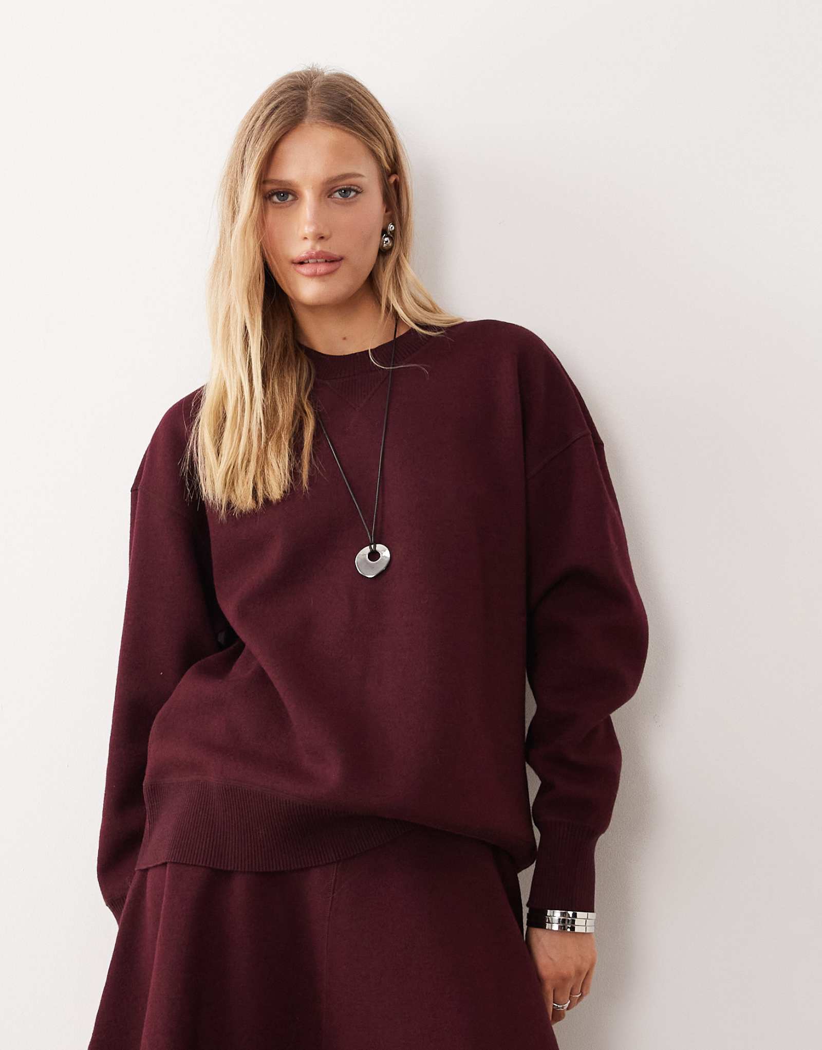 Двусторонняя шерстяная толстовка ARKET насыщенного бордового цвета - часть комплекта