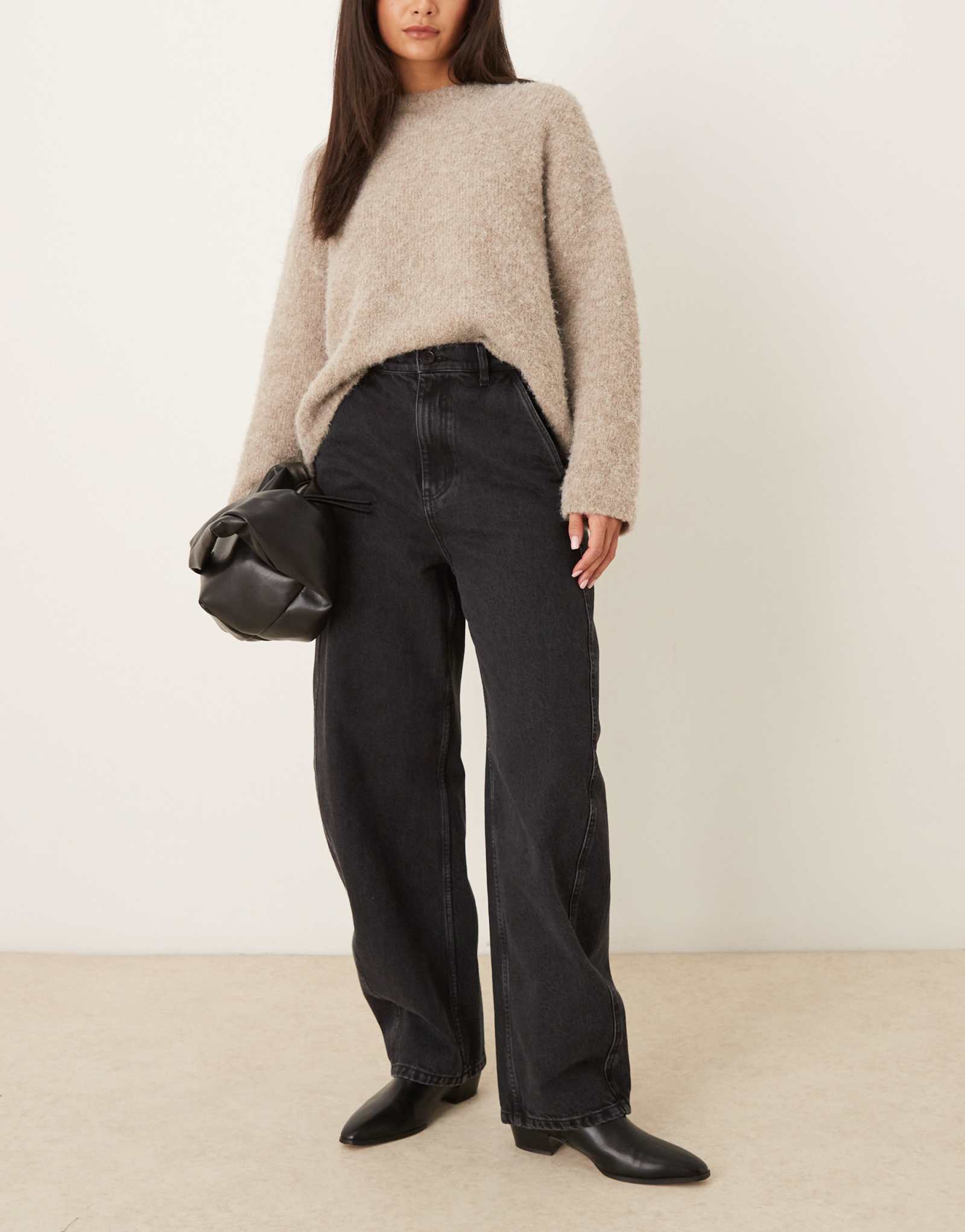 Джинсы ARKET Endive barrel fit плотного застиранного черного цвета 