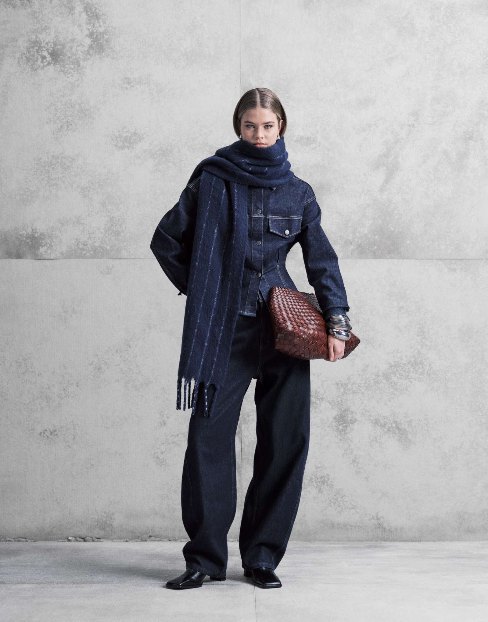 Джинсы-бочкообразки ARKET Endive цвета индиго