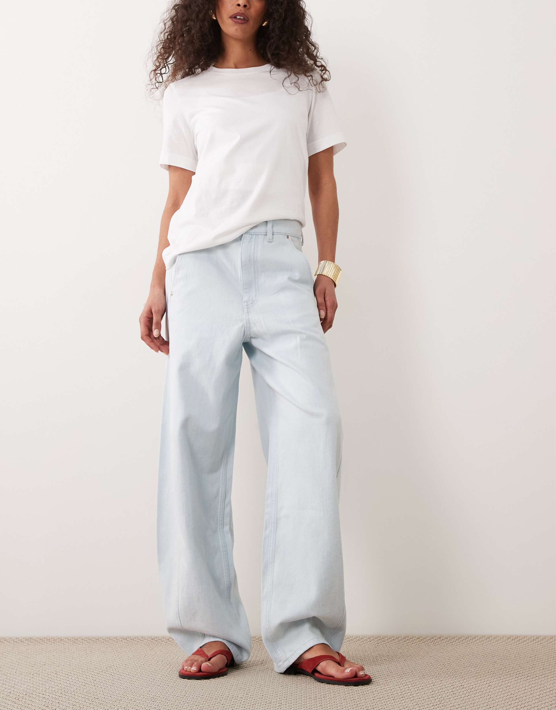 arket endive barrel leg jeans in light blue wash