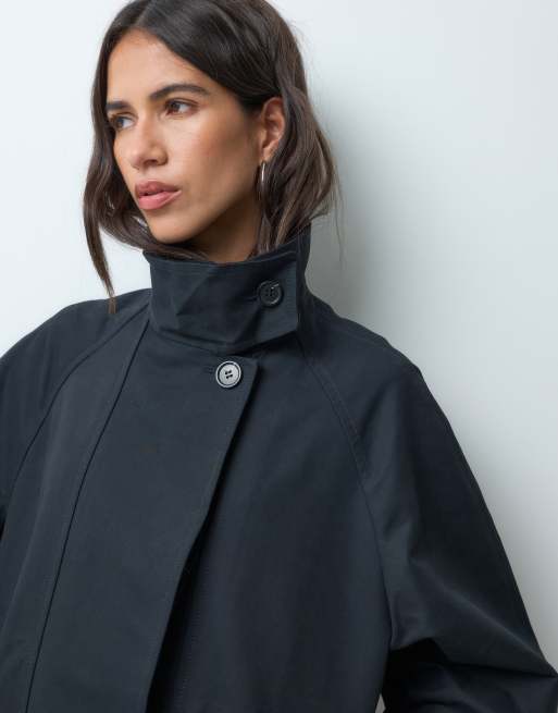 ARKET gabardina de algodón encerado con cuello alzado y detalle de cuello interior de pana en negro, 2 de 4