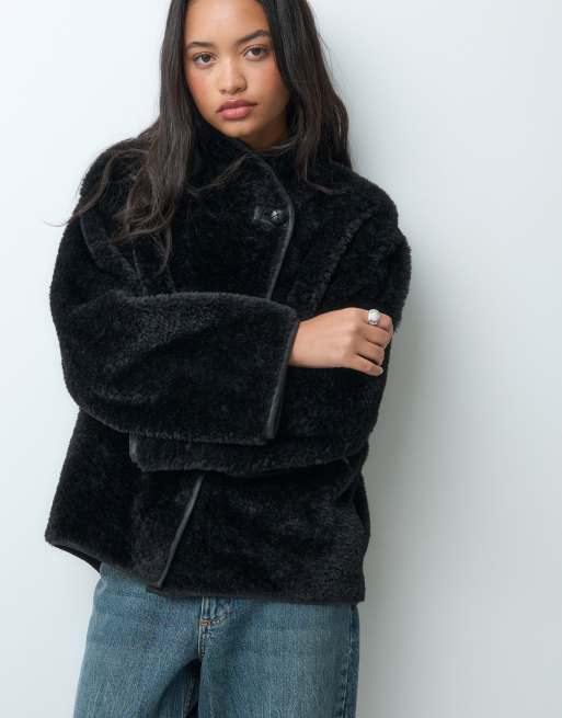 ARKET giacca oversize in montone sintetico con collo a imbuto e bordi a contrasto nera, 3 di 5