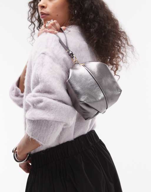 ARKET – Große Beuteltasche aus Leder in Metallic-Silber ASOS