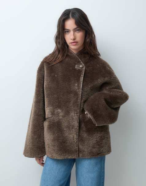 ARKET hoogsluitende faux-fur jas in muisbruin - view 1