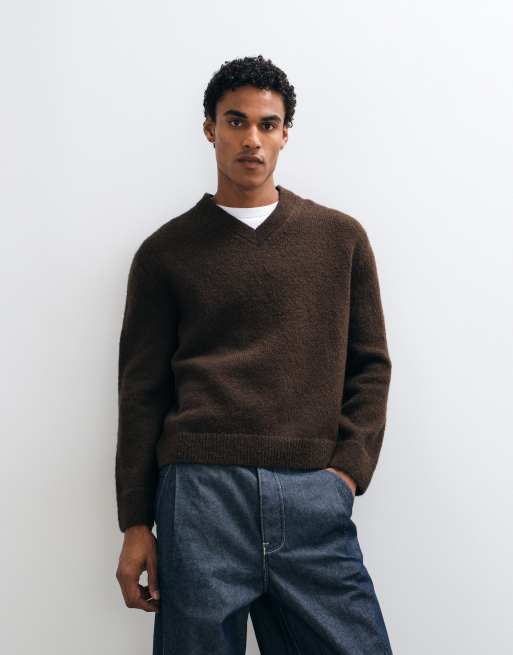 ARKET jersey de punto con cuello de pico en marrón topo oscuro, 2 de 5