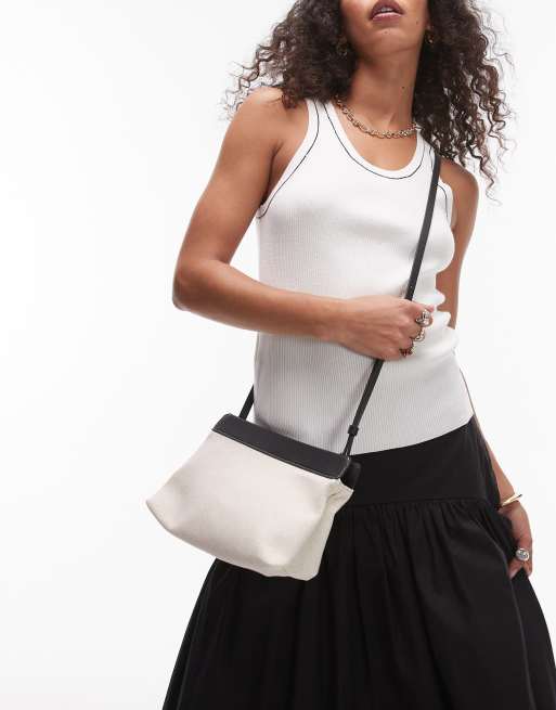 ARKET - Kleine canvas crossbody tas met zwart leren details en contrasterende stiksels in licht wit neutraal