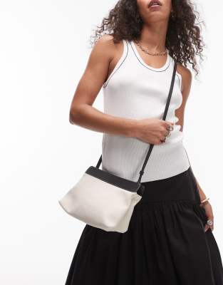 ARKET - Kleine Umhängetasche aus Canvas in neutralem Weiß mit schwarzen Lederdetails und Kontrastnähten