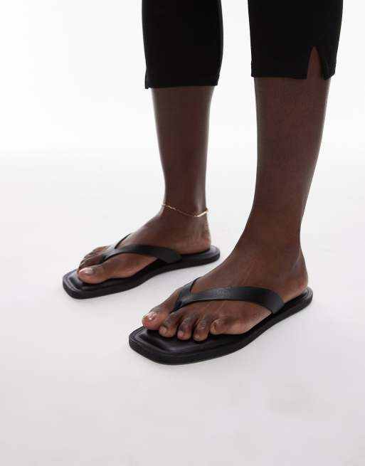 ARKET – Klobige Zehenstegsandalen aus Leder in Schwarz