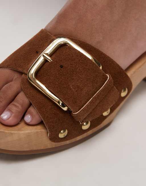 ARKET - Klompen met houten hak, echte suède band met studs en gouden gesp in bruin, 2 van 4