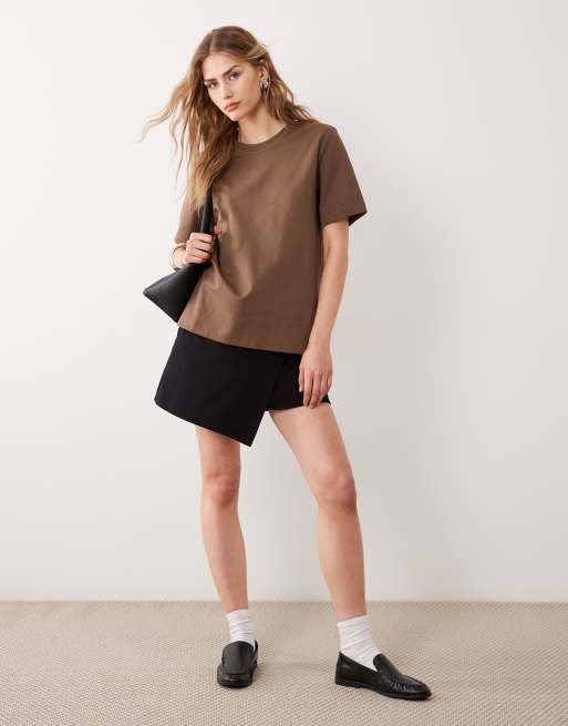 ARKET – Kurzärmliges T-Shirt aus schwerem Interlock-Stoff in Braun mit Stretchanteil, 2 von 4