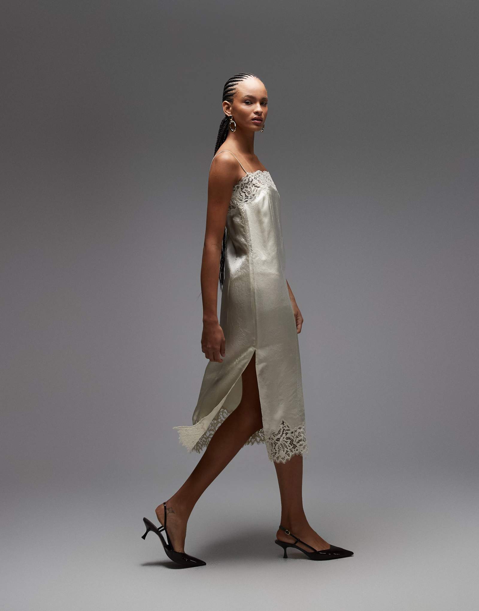 Кружевное миди-платье-комбинация ARKET светло-бежевого цвета