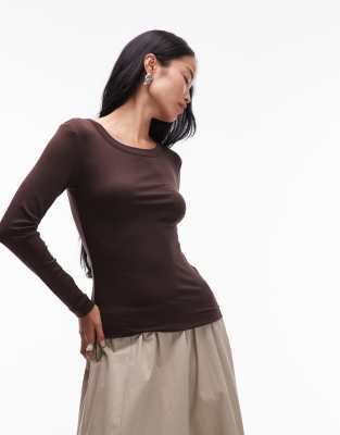 ARKET - Langärmliges Jersey-Oberteil in geripptem Braun mit U-Boot-Ausschnitt-Brown