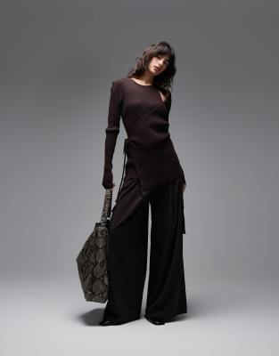 ARKET - Langärmliges Wickeloberteil in Dunkelbraun mit Zierausschnitt-Brown