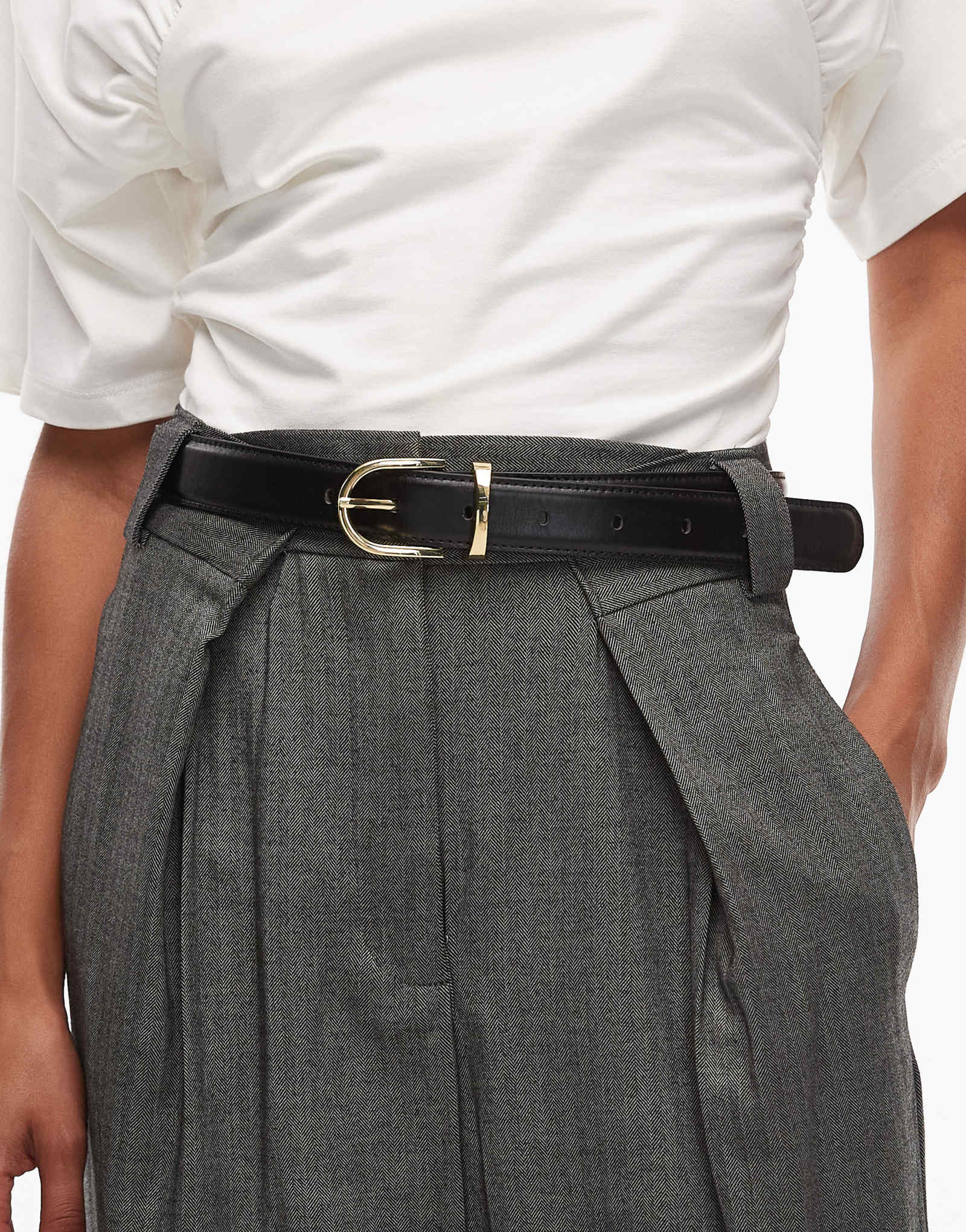 Кожаный ремень ARKET с золотой пряжкой черного цвета