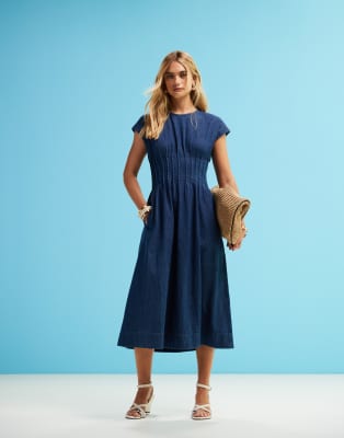 ARKET - Leichtes Midikleid aus Denim in mittelblauer Waschung mit plissiertem Oberteil