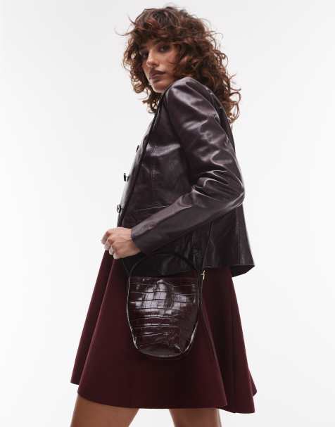 ARKET - Leren crossbody bucket tas met afneembare band in bordeauxrood - view 1