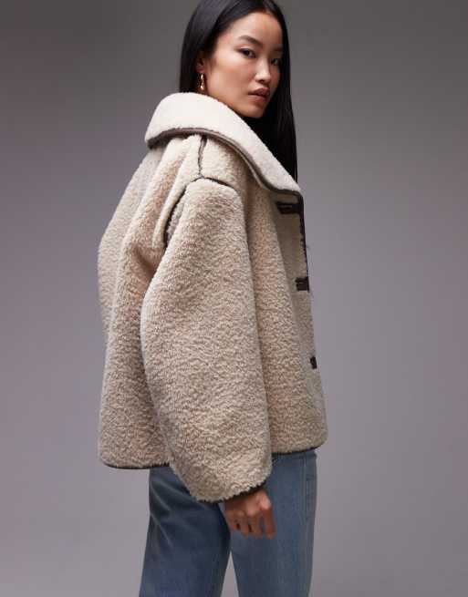 ARKET – Ljusbeige oversize jacka i fårskinnsimitation med bruna kontrastkanter, 3 av 4
