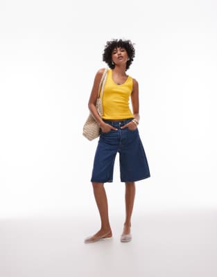 ARKET - Lockere Shorts aus Denim-Twill in mittelblauer Waschung mit mittelhohem Bund und fünf Taschen