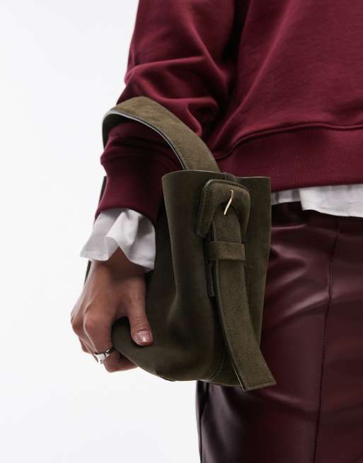 ARKET – Mała zamszowa torebka crossbody z zapięciem na klamrę z boku w ciemnym odcieniu khaki