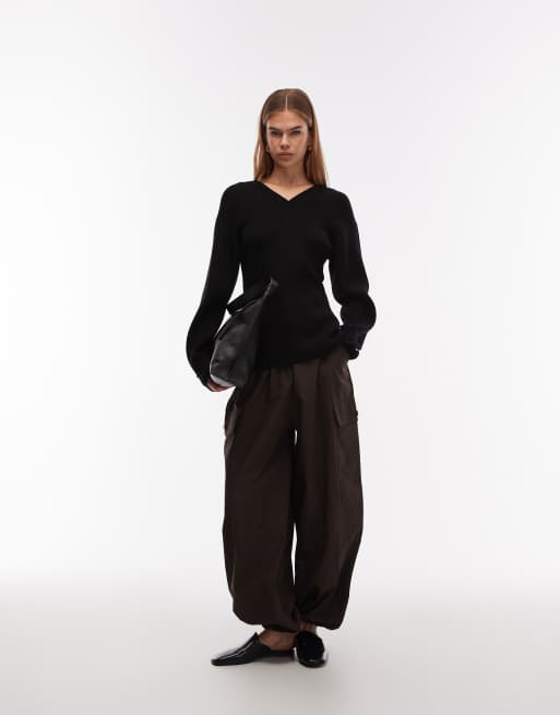 ARKET - Maglione stretto in vita nero in misto lana con scollo a V, 2 di 4